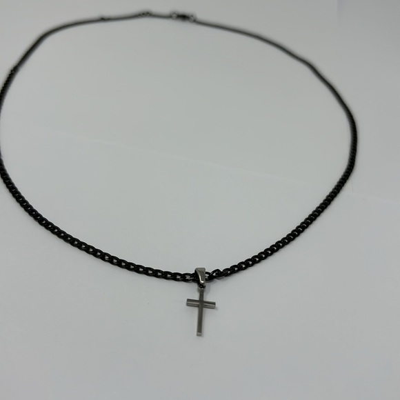 Men's necklace with a black metal chain and a silver cross. - Picture 1 of 8